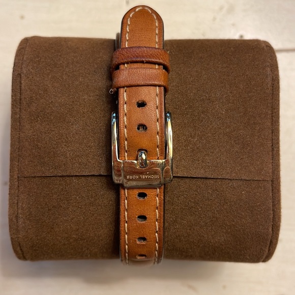 Michael’s Kors Ladies slim leather band watch. New! - Picture 3 of 11